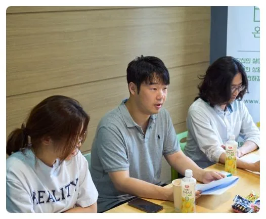 공익 법률상담에서 시민과 이야기하는 차형진 변호사